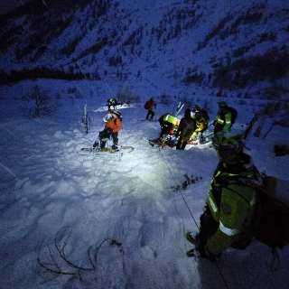 Salvati tre sciatori travolti da una valanga a Pragelato, nel Torinese